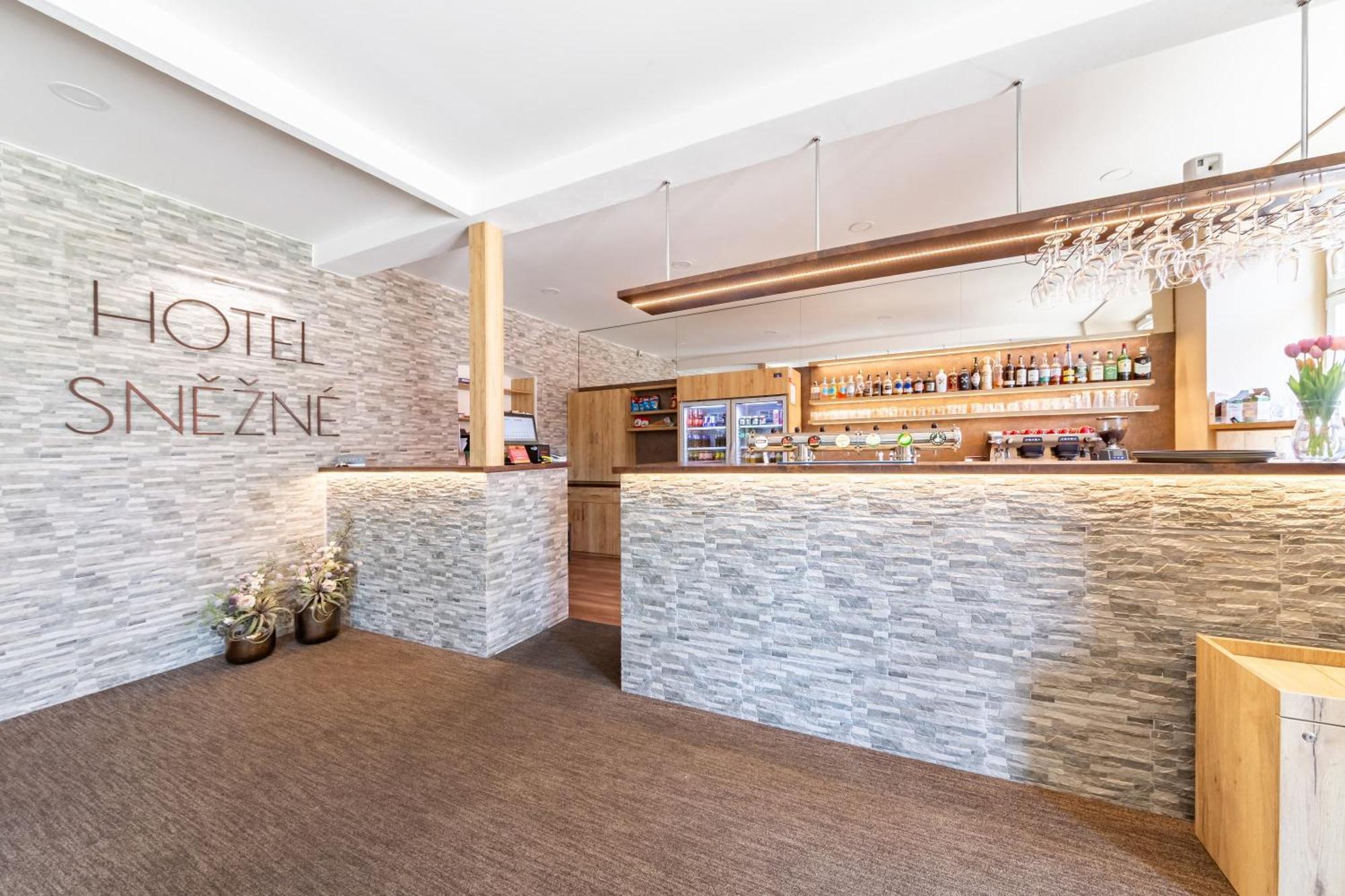 Hotel Snezne Екстер'єр фото