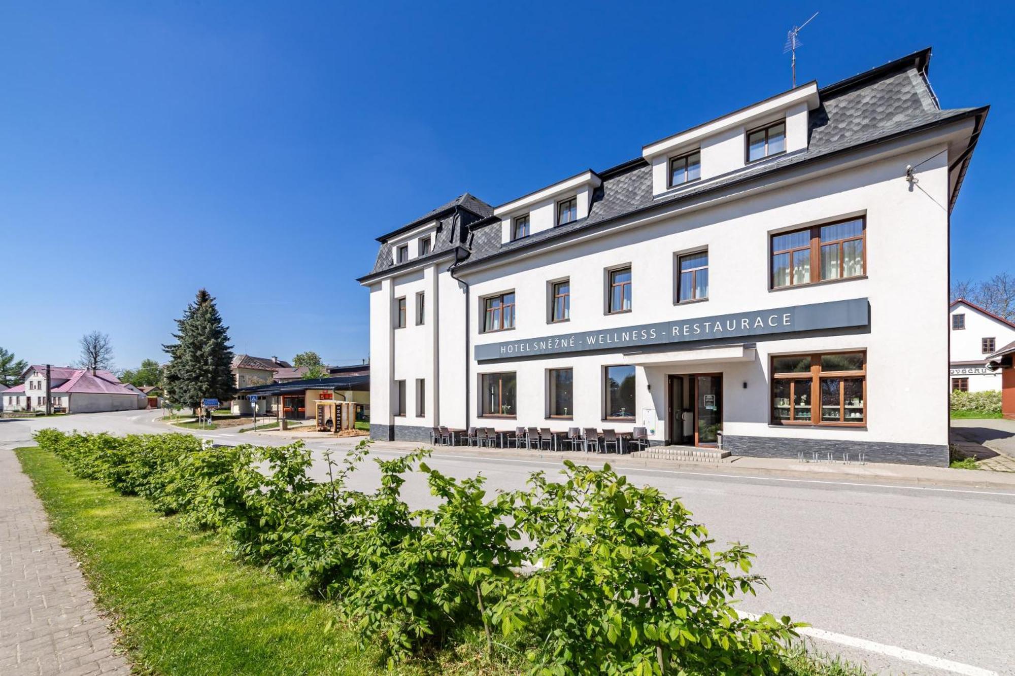 Hotel Snezne Екстер'єр фото